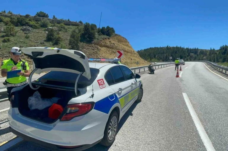 Kontrolden çıkan motosiklet bariyerlere çarptı: 1 yaralı