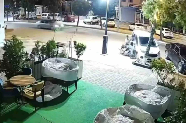 Kontrolden çıkan motosiklet hafif ticari araca çarptı: 2 yaralı