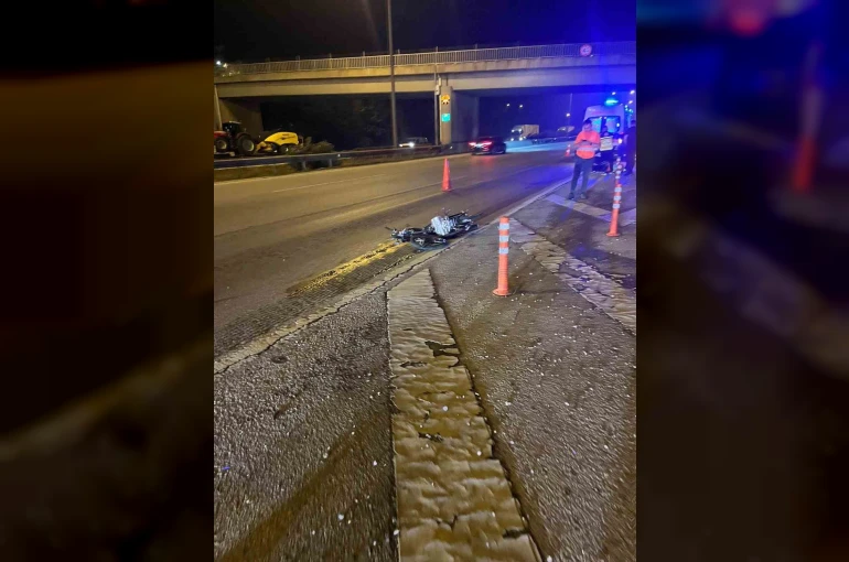 Kontrolden çıkan motosiklet tırın altına girdi, sürücü hayatını kaybetti