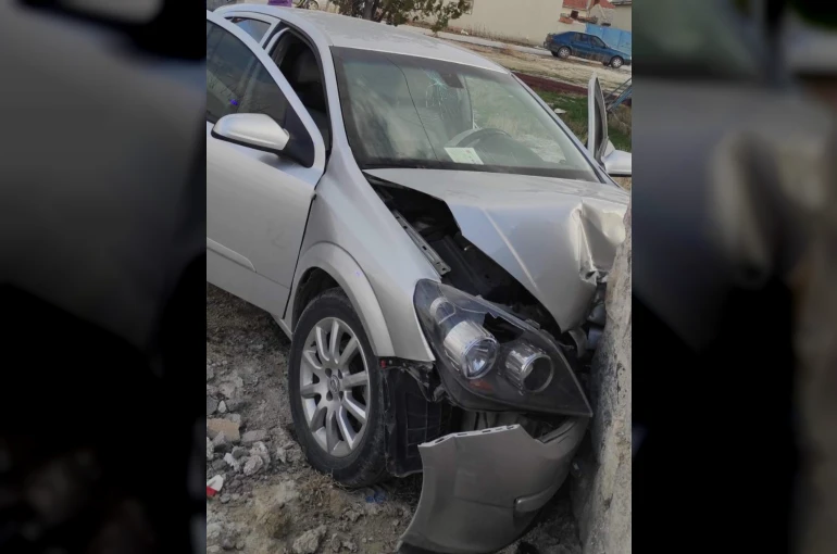 Kontrolden çıkan otomobil avlu duvarına çarptı: 4 yaralı