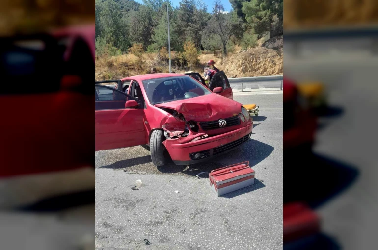Kontrolden çıkan otomobil bariyerlere çarparken, 1 kişi yaralandı
