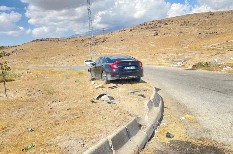 Kontrolden çıkan otomobil bariyerlere çarptı: 4 yaralı