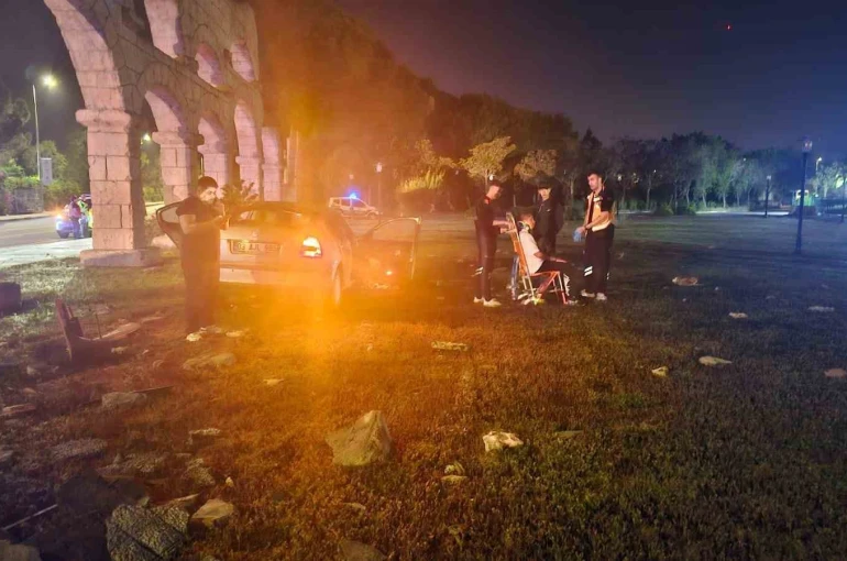 Kontrolden çıkan otomobil dekoratif surlara çarptı: 4 yaralı
