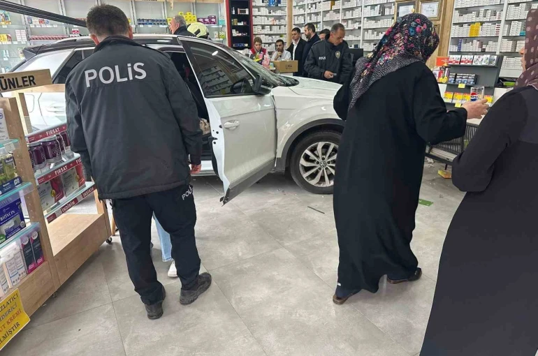 Kontrolden çıkan otomobil eczaneye daldı: 1 yaralı