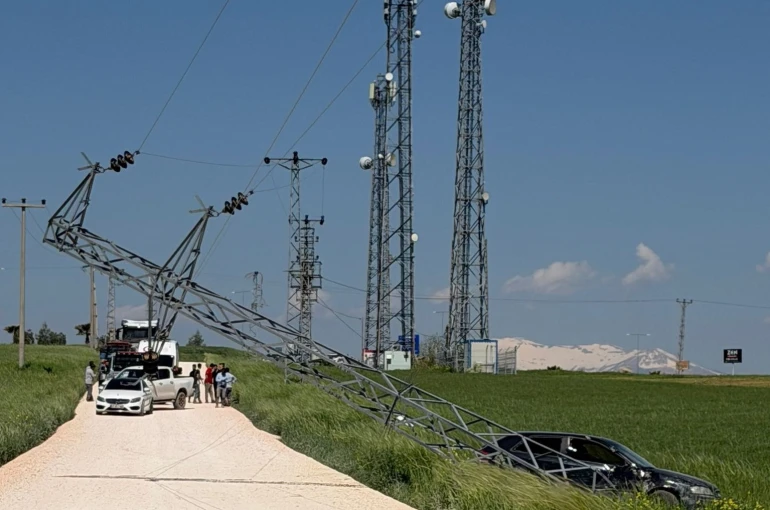Kontrolden çıkan otomobil elektrik direğine çarparak durabildi