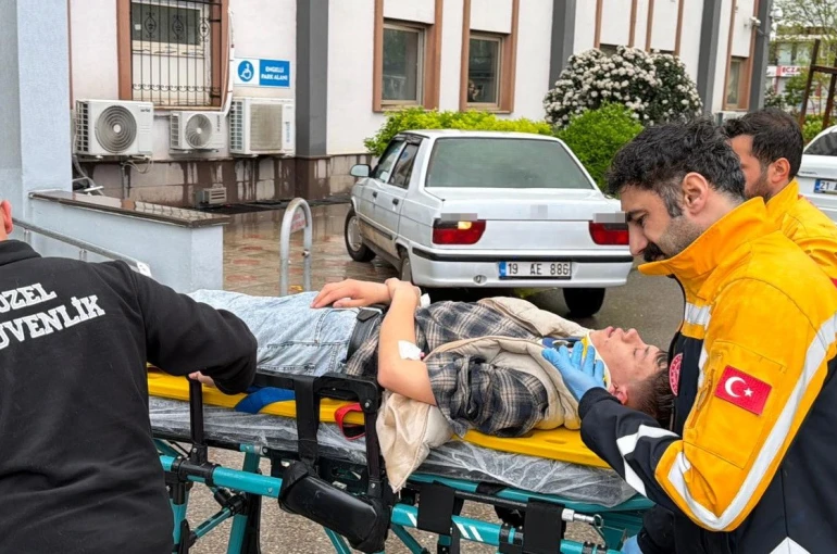 Kontrolden çıkan otomobil elektrik direğine çarptı: 3 yaralı