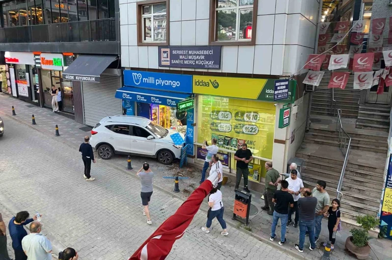 Kontrolden çıkan otomobil iş yerine daldı, facianın eşiğinden dönüldü