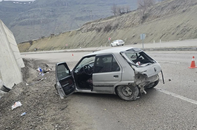 Kontrolden çıkan otomobil istinat duvarına çarptı: 1 yaralı