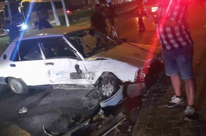 Kontrolden çıkan otomobil kamyonetlere çarptı: 3 yaralı
