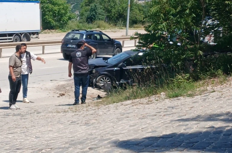 Kontrolden çıkan otomobil kaza yaptı, 2 kişi yaralandı