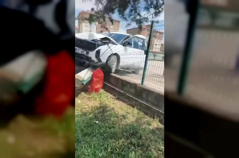 Kontrolden çıkan otomobil okul duvarına girdi