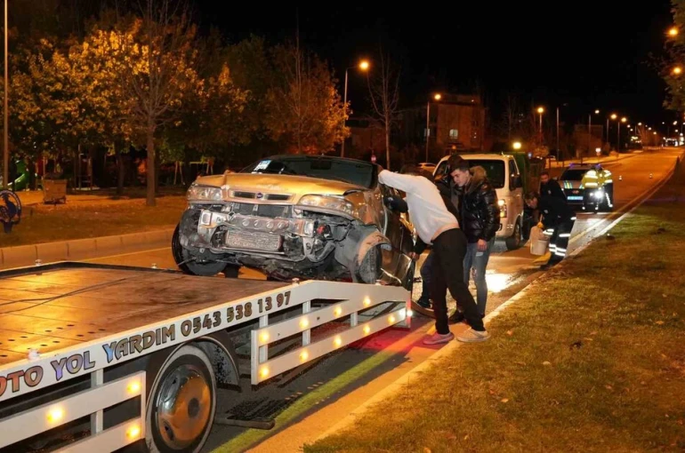 Kontrolden çıkan otomobil önce kaldırıma sonra orta refüjdeki Yavaş levhasına çarptı