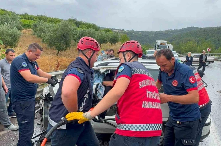 Kontrolden çıkan otomobil, önündeki tıra çarptı: 1 ölü, 2 yaralı