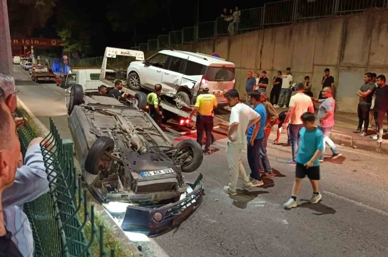 Kontrolden çıkan otomobil park halindeki araçlara çarpıp takla attı: 2 yaralı