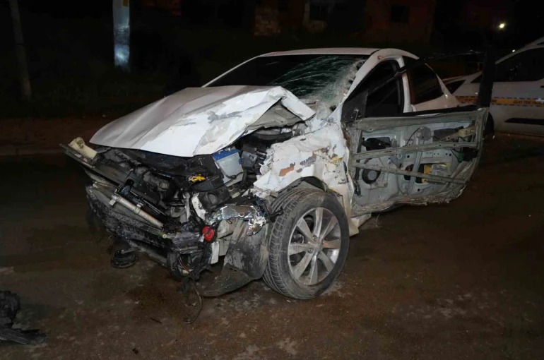 Kontrolden çıkan otomobil, park halindeki çekiciye çarptı: 1 ölü, 1 yaralı