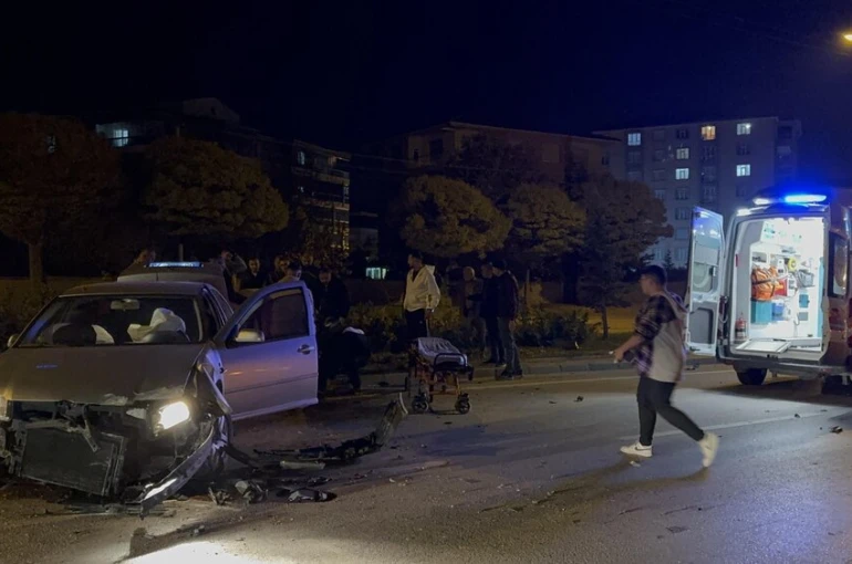 Kontrolden çıkan otomobil refüje çarptı: 1 yaralı