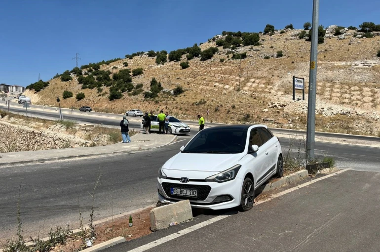 Kontrolden çıkan otomobil refüje çıktı