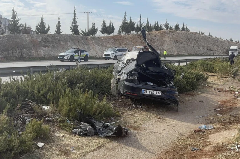 Kontrolden çıkan otomobil refüje uçtu: 1 ölü, 4 yaralı