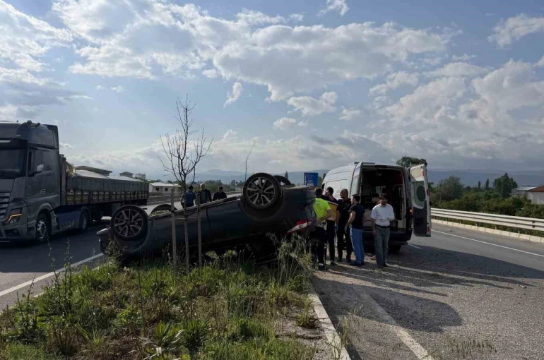 Kontrolden çıkan otomobil takla attı