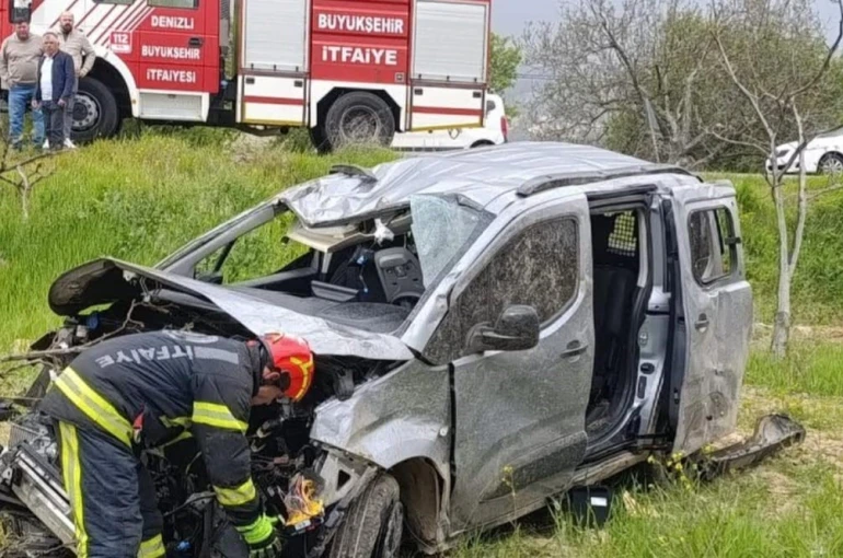 Kontrolden çıkan otomobil tarlaya girdi; 4 yaralı
