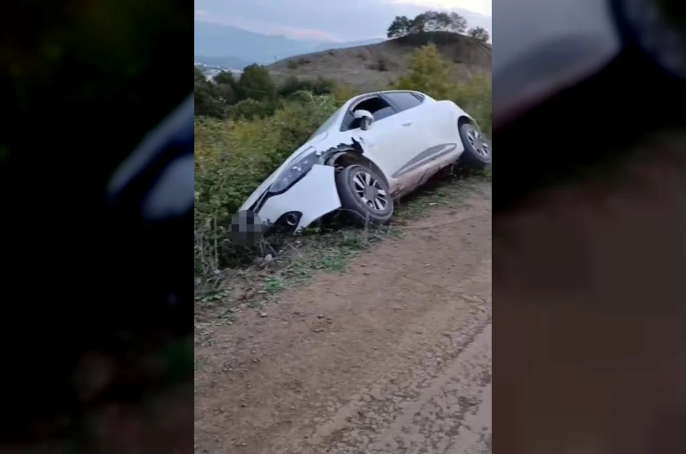 Kontrolden çıkan otomobil uçurumun eşiğinde durdu