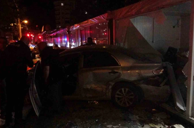 Kontrolden çıkan otomobilin çarptığı araç iş yerine daldı