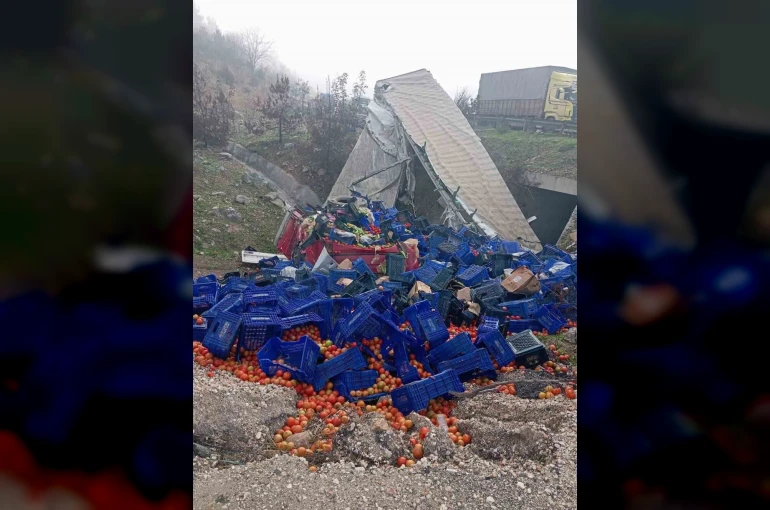Kontrolden çıkan sebze yüklü tır devrildi: 1 yaralı