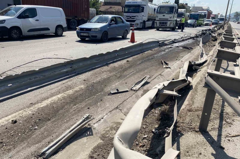 Kontrolden çıkan tır bariyerleri aşarak karşı şeride geçti: 1 yaralı