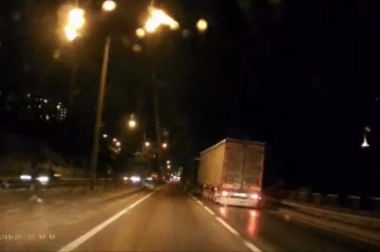 Kontrolden çıkan tır makasladı... O anlar kamerada 