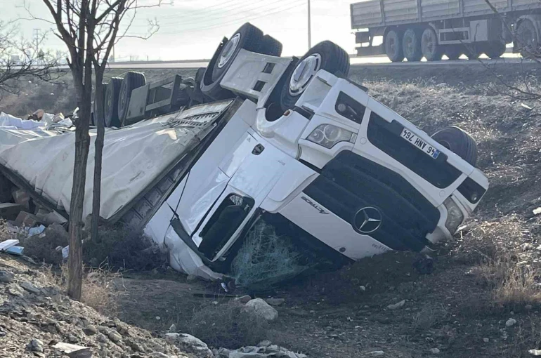 Kontrolden çıkan tır şarampole devrildi: 2 yaralı