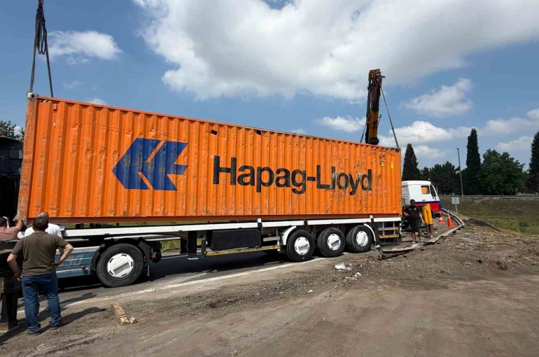 Kontrolden çıkarak devrilen tır, ulaşımın aksamasına sebep oldu