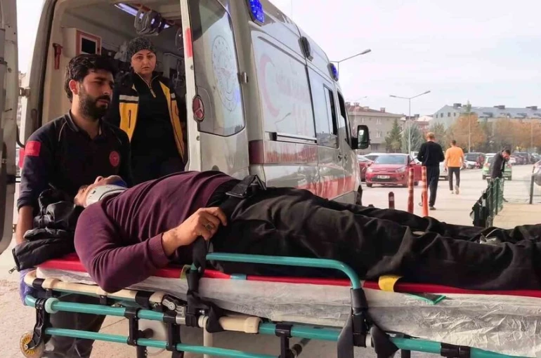 Kontrolden yükünü boşaltan kamyon devrildi : 1 yaralı 