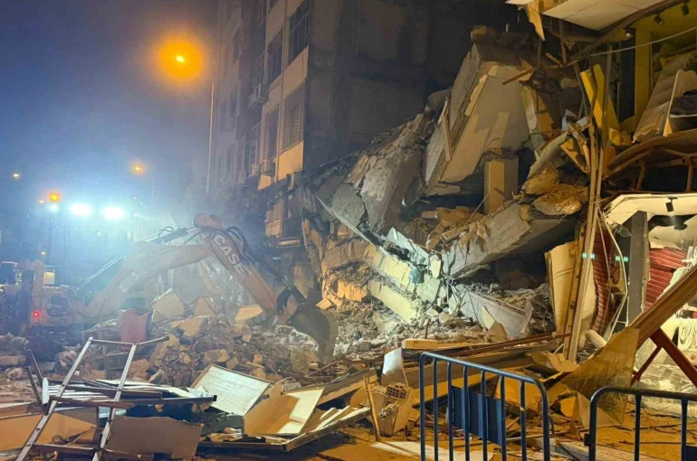 Kontrollü yıkımda çöken binada canlı izine rastlanmadı 