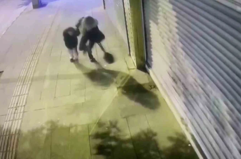 Kontrollü yıkımda çöken binadan koşarak kurtulan anne ve kızın kaçış anları kameraya yansıdı