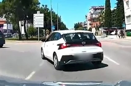 Kontrolsüz şerit değiştiren sürücü kazaya davetiye çıkardı