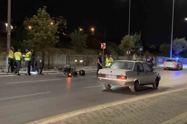 Kontrolü kaybolan motosikletli polis direğe çarptı: 1 yaralı