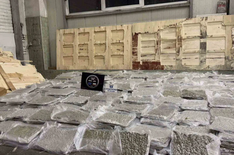 Kontrplaklar arasına gizlenen 700 kilo esrar sınırda ele geçirildi