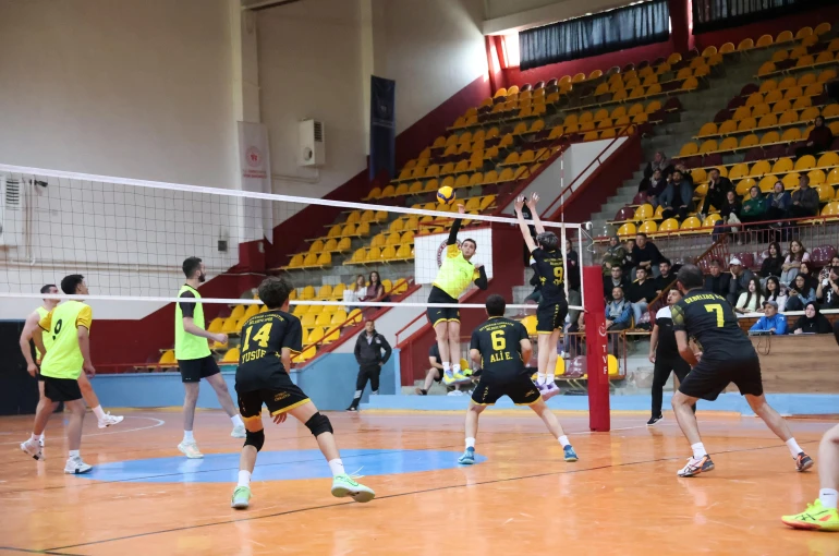 Konya Büyükşehir’in Voleybol Turnuvası’nda 25 ilçede 2.460 sporcu heyecana ortak oluyor