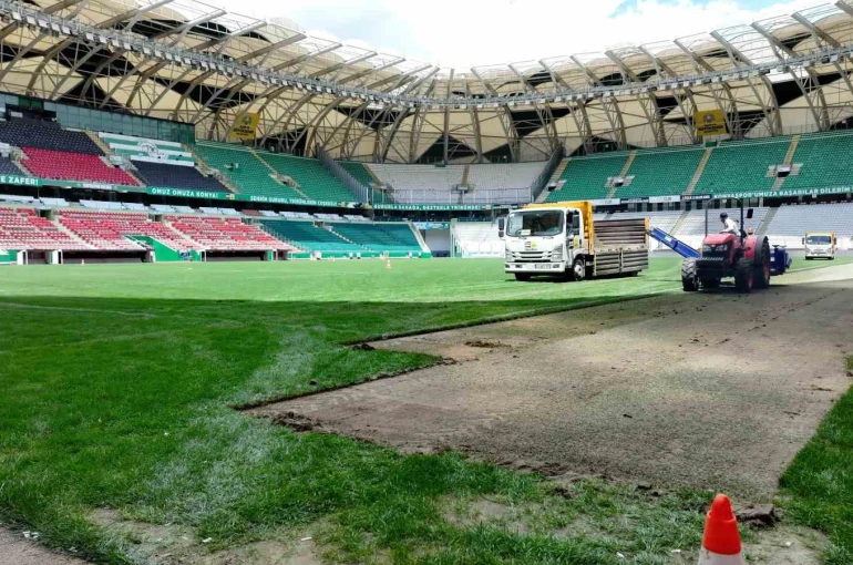 Konya Büyükşehir Stadyumu’nun zemininde renovasyon çalışması başlatıldı