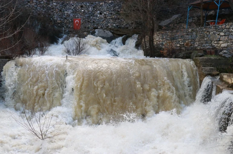Konya'da eriyen kar suları Göksu Nehri'ni coşturdu