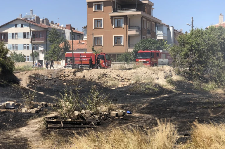 Konya'da evlerin bitişiğinde yangın paniği
