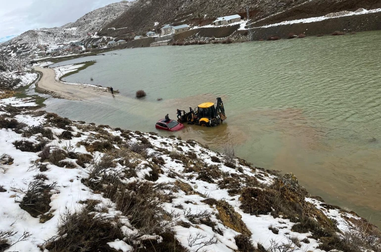 Konya'da göle dönen yayla yolunda araçta mahsur kalan aile kurtarıldı