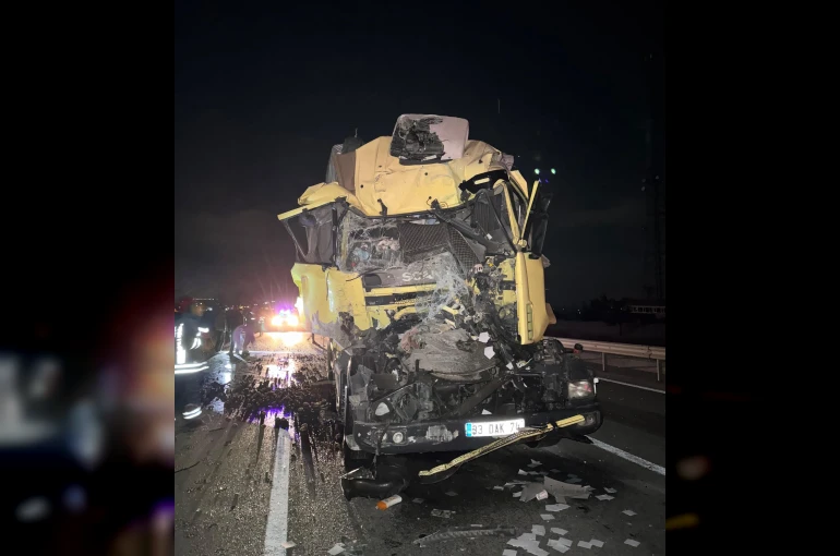 Konya'da kamyon tıra arkadan çarptı: 1 yaralı