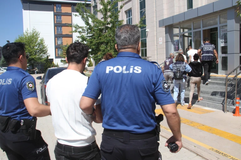 Konya'da sahte altın dolandırıcıları adliyeye sevk edildi