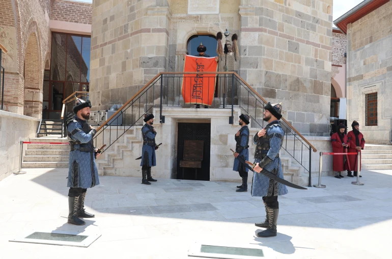 Konya'da Selçuklu Sultanlar Türbesi'nde saygı nöbeti değişimi