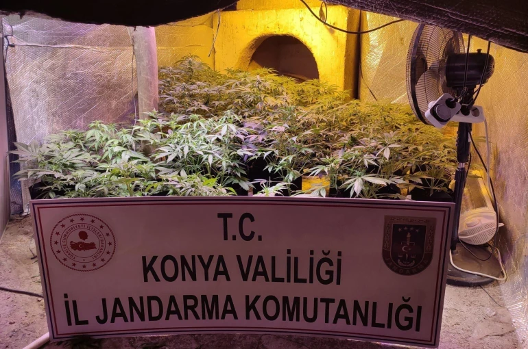 Konya'da uyuşturucu tacirlerine yapılan operasyonda 14 kişi tutuklandı