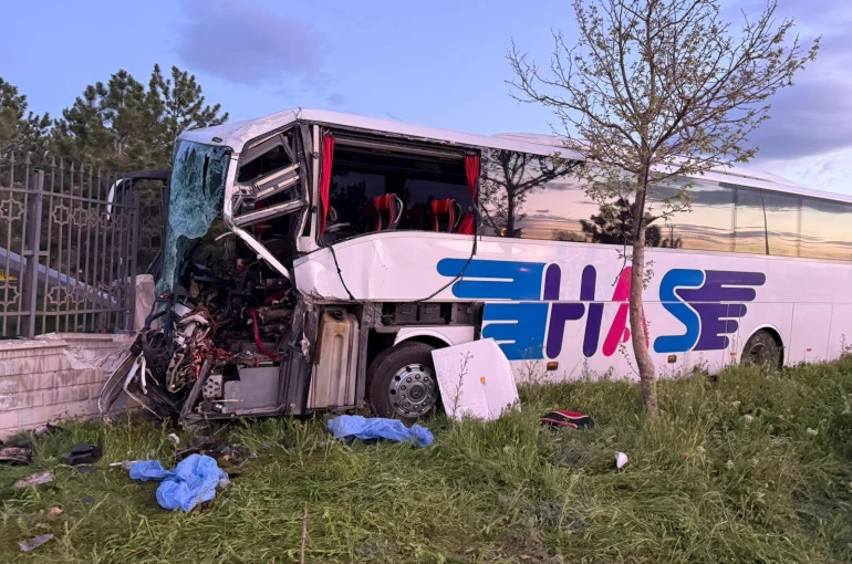 Konya’da yolcu otobüsü TIR’a çarptı!