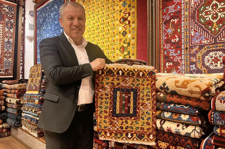 Konya'dan gelen koyun yünleri ile dokunan el halıları Türkiye ve Avrupa'daki sarayları süslüyor