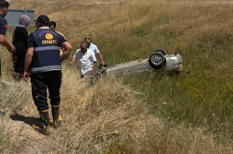 Konya-Eskişehir yolunda şarampole devrilen otomobildeki 2 kişi yaralandı