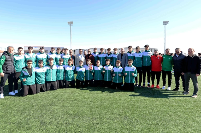 Konya Şampiyonu U16 Takımı Şampiyonluk Kupasını Kaldırdı